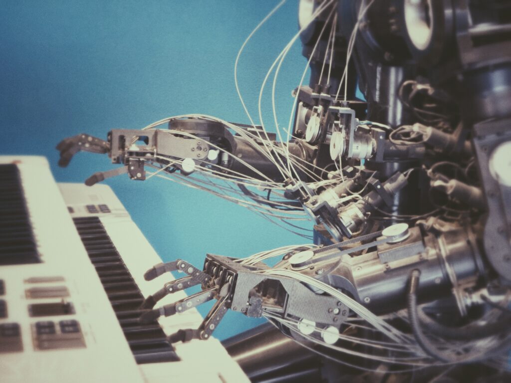 Roboter spielt auf einem Keyboard