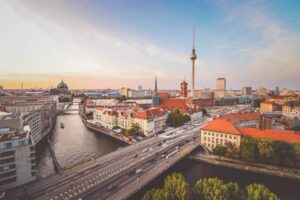 Blick über Berlin und Berliner Fernsehturm bei Tag
