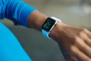 personne sportive avec une Apple Watch au poignet