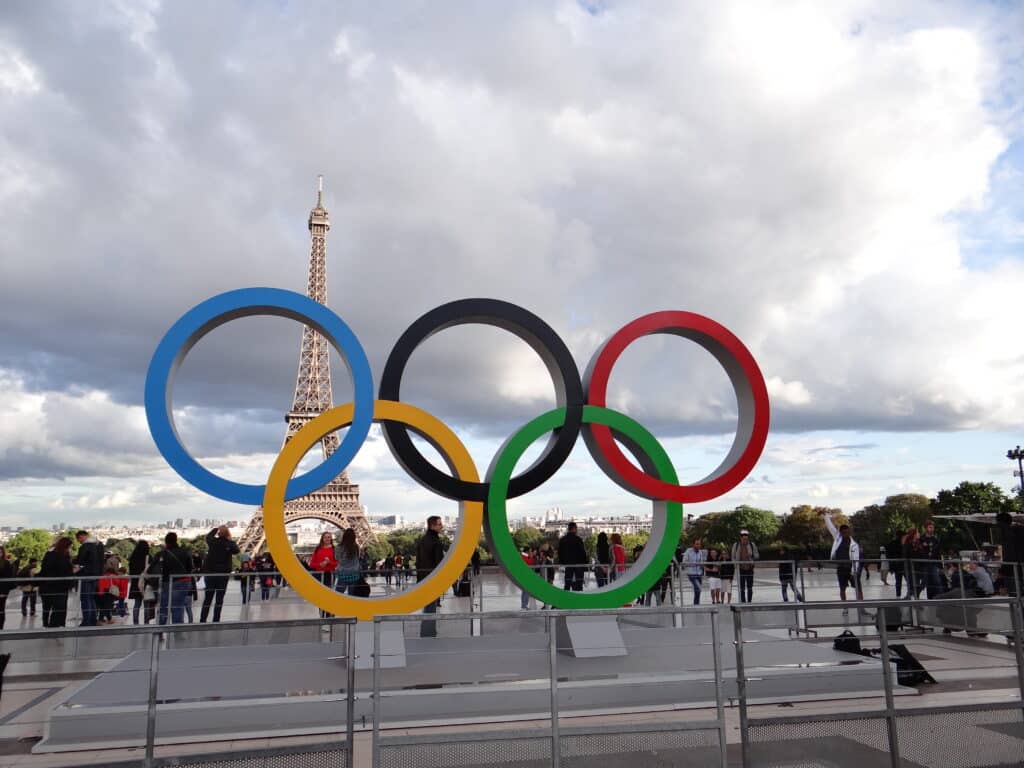 Anneaux olympiques à Paris devant la tour eiffel