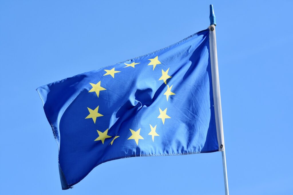 Drapeau européen flottant sur un ciel bleu