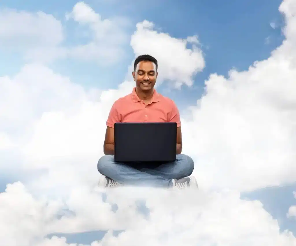 ingénieur travaillant dans les nuages sur son ordinateur portable