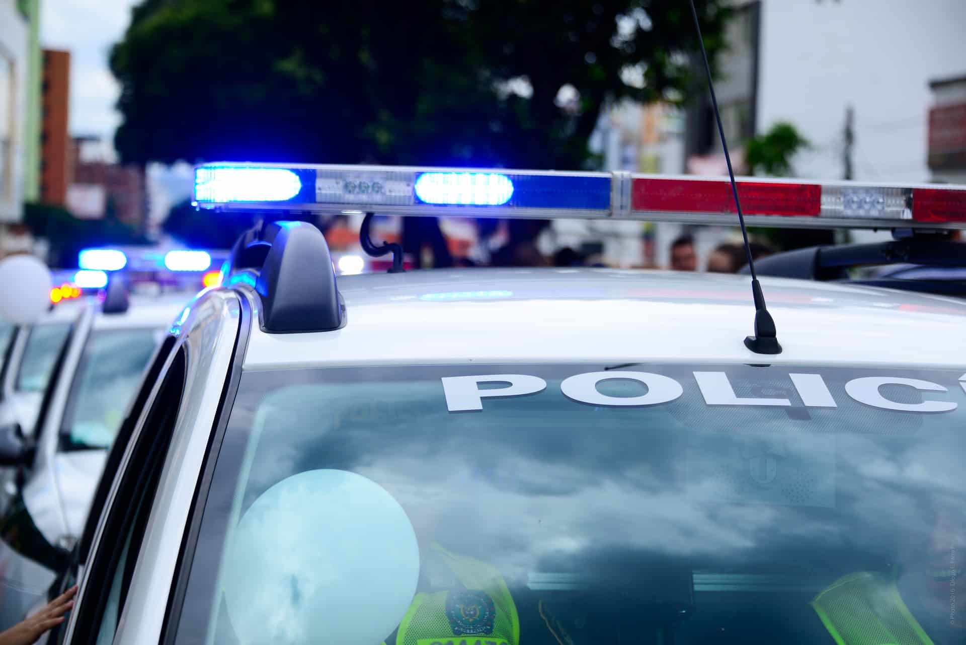 Gyrophares de voiture de police allumés