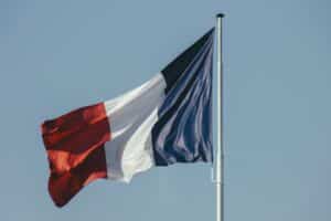 Drapeau français flottant