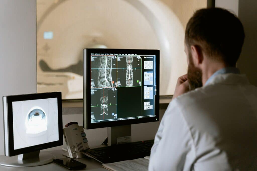 Médecin examinant les radios IRM d'un patient