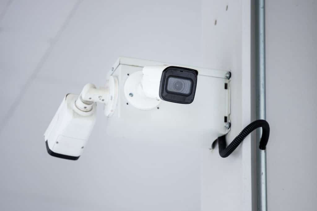 Caméra de surveillance greffés à un mur
