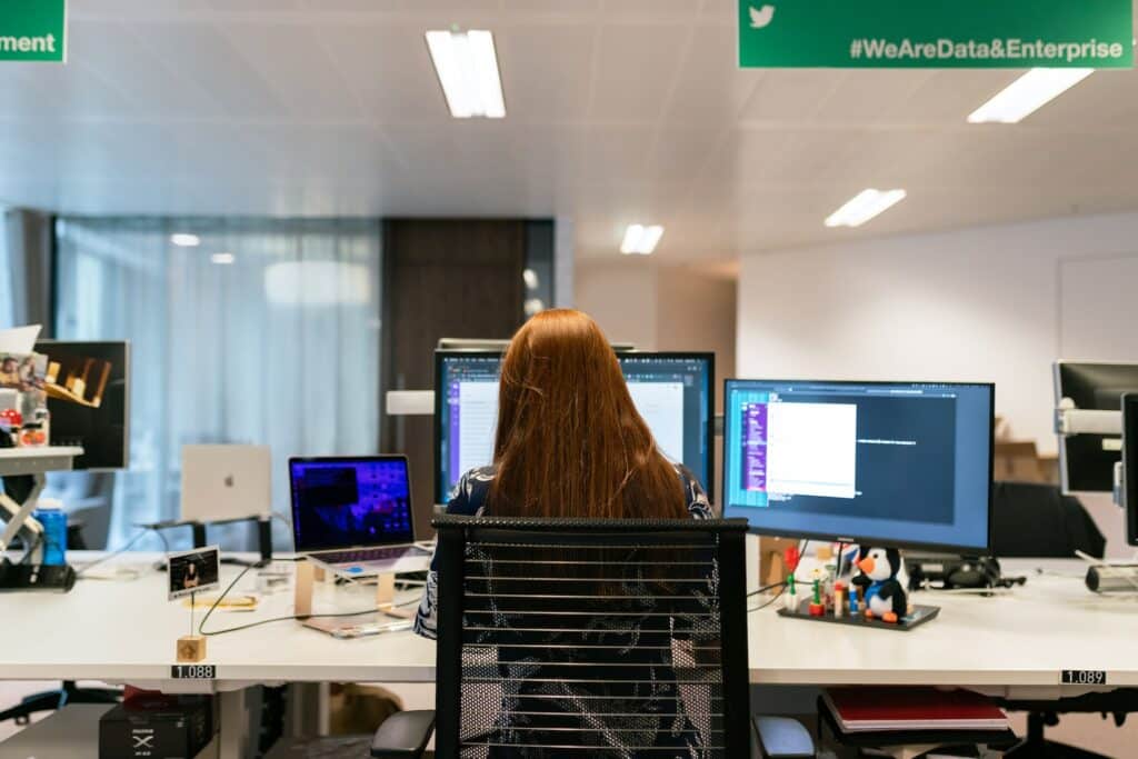 Femme ingénieur assis à son bureau devant son ordinateur