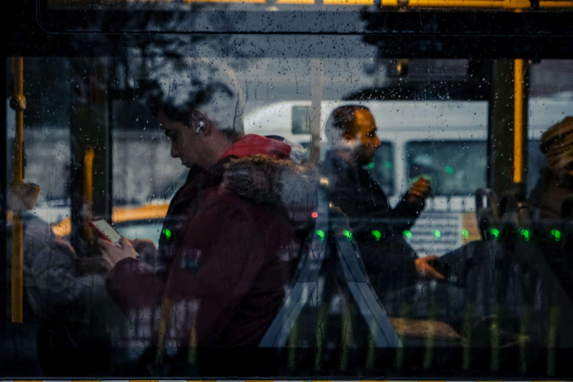 Vitre de bus avec deux personnes à l'intérieur