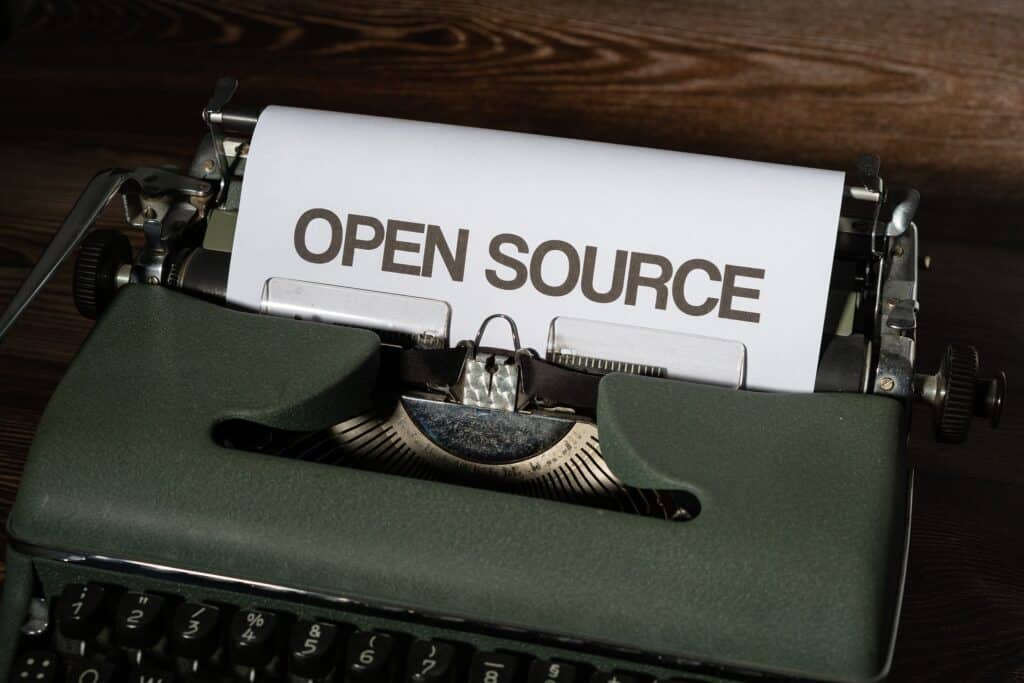 Machine à écrire avec marqué sur son papier "Open Source"