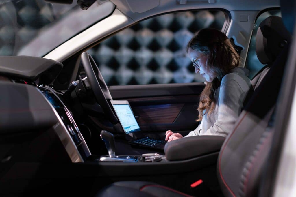 Employé Renault dans une voiture test sur son ordinateur de data science