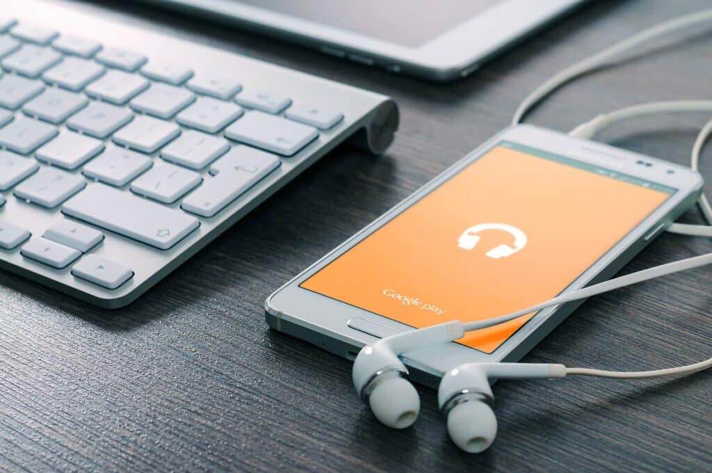 Téléphon et écouteurs branchés sur l'application Google Music