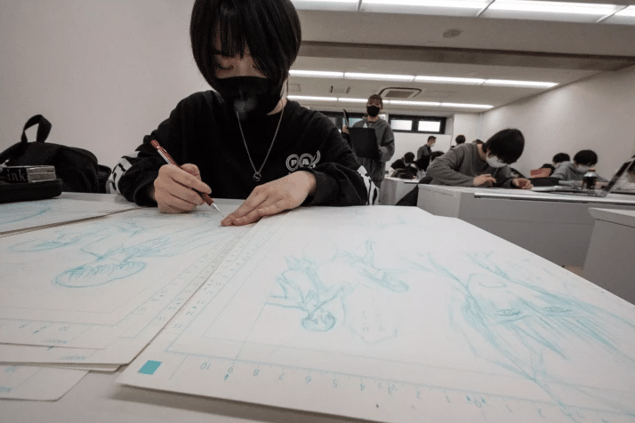 Dessinatrice de manga travaillant sur une planche