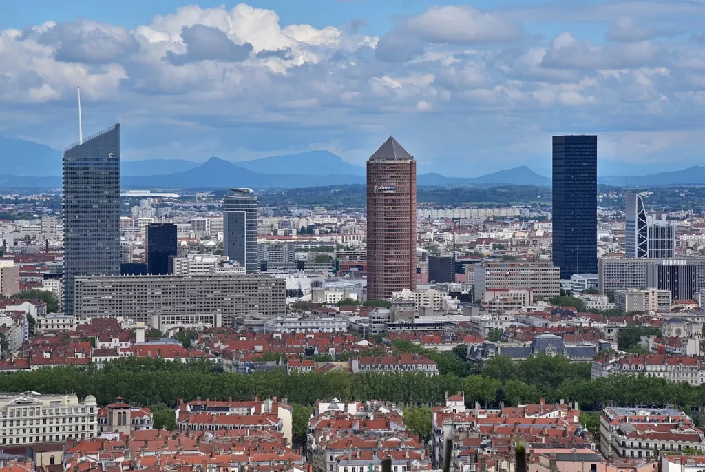 Le quartier de la Part-Dieu vu depuis Fourvière, avec les Préalpes en arrière-plan.