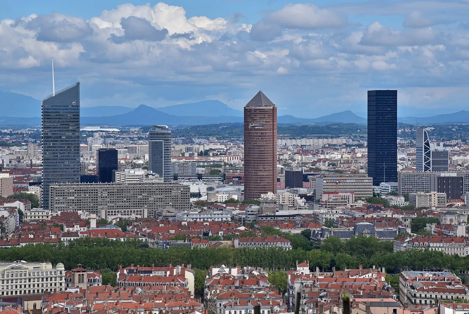 Le quartier de la Part-Dieu vu depuis Fourvière, avec les Préalpes en arrière-plan.