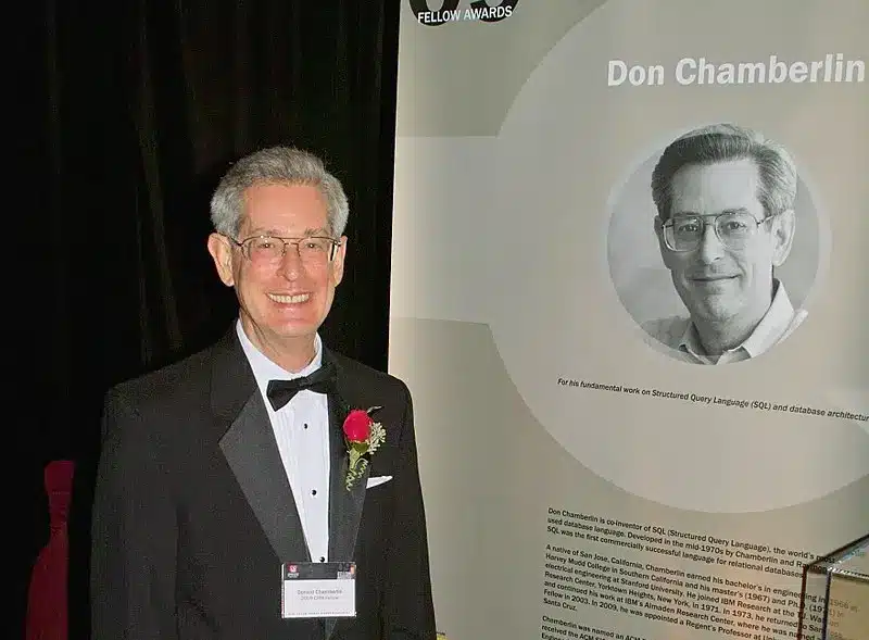 Don Chamberlin, co-inventeur du langage SQL, lors de la cérémonie des Fellows Awards 2009 du Computer History Museum, où il a été intronisé en tant que Fellow.